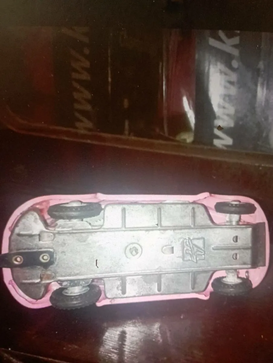 VINTAGE 1-32 SCALE VW BEETLE DIE-CAST MODEL CAR - Image 4