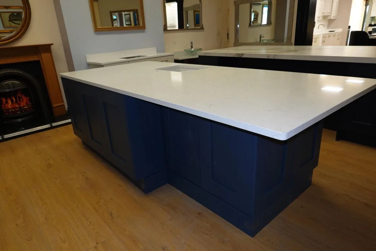 Kitchen Island - Image 3