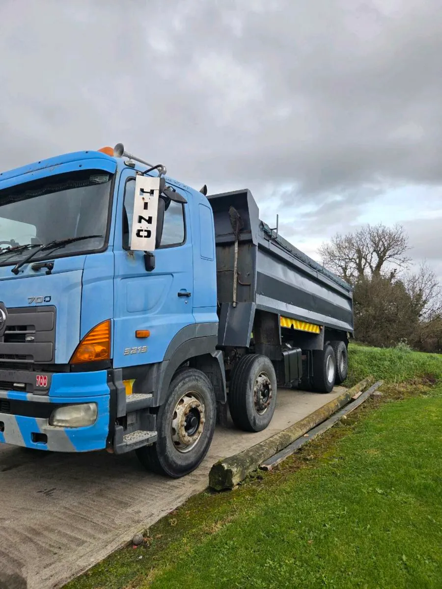 Hino 700 tipper - Image 2