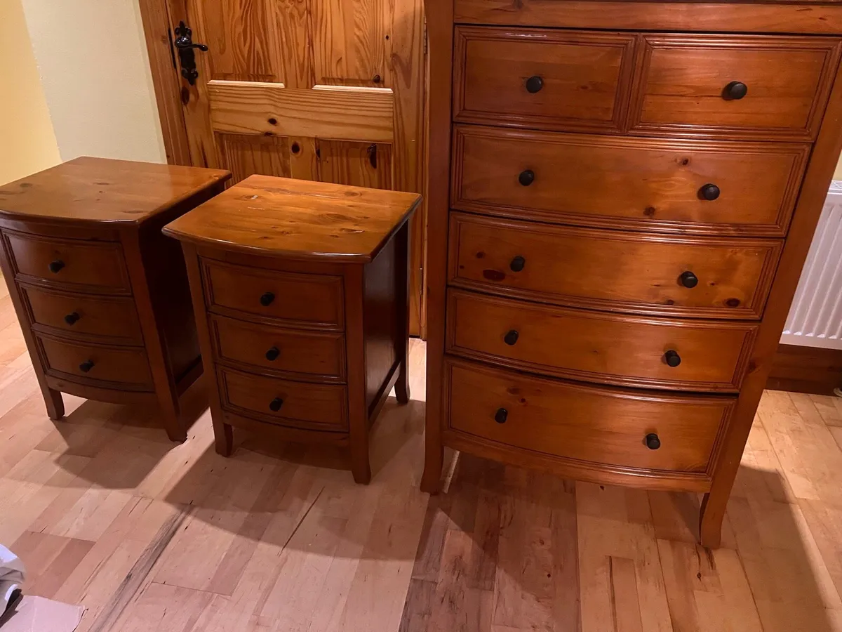 Chest of Drawers, 2 Bedside Lockers, 2 large Urns - Image 1