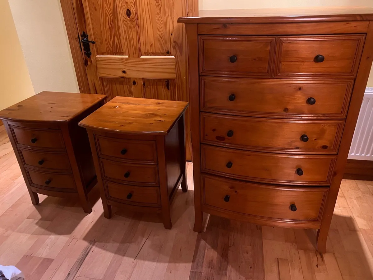 Chest of Drawers, 2 Bedside Lockers, 2 large Urns - Image 2