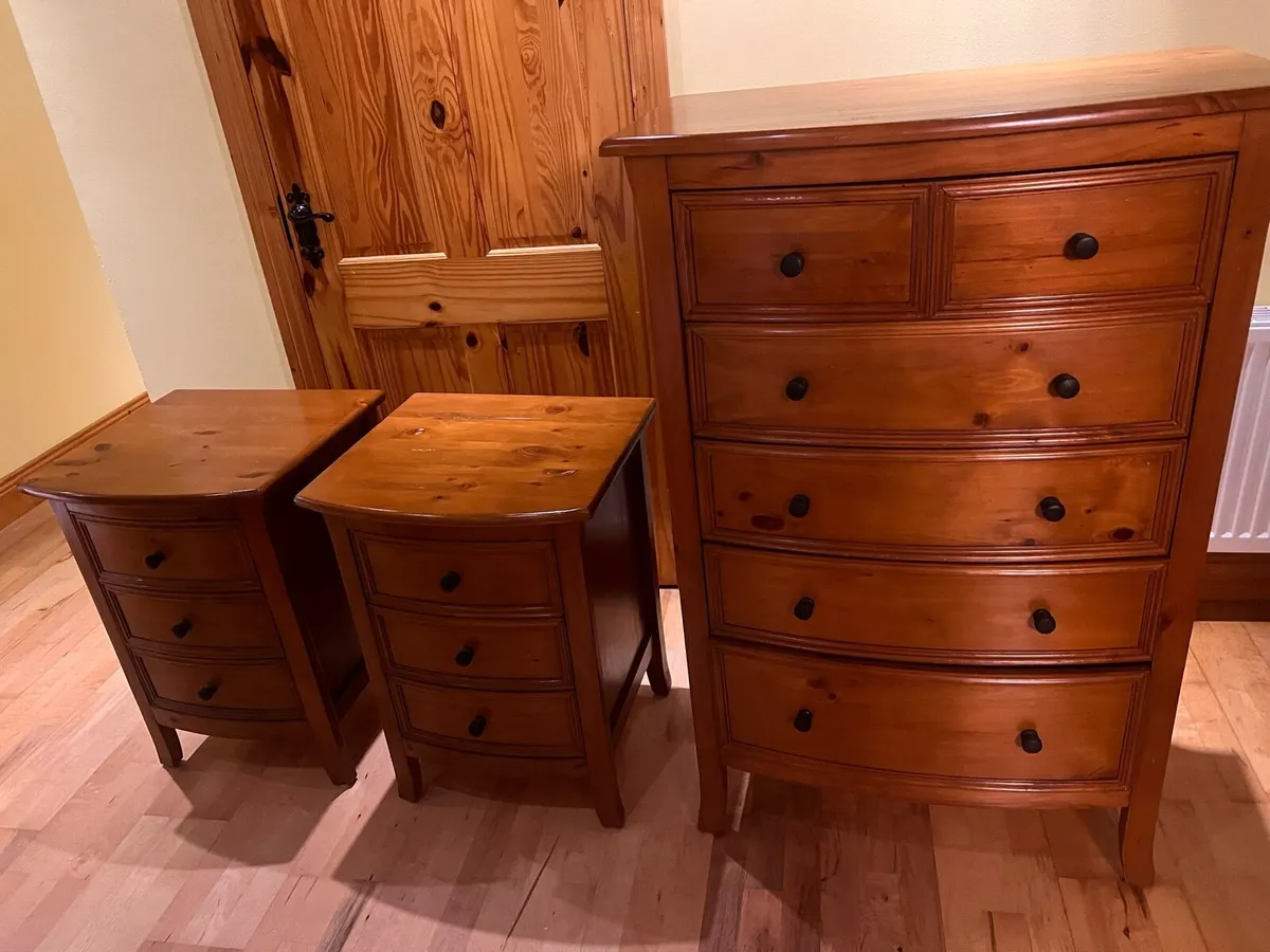 Chest of Drawers, 2 Bedside Lockers, 2 large Urns - Image 3