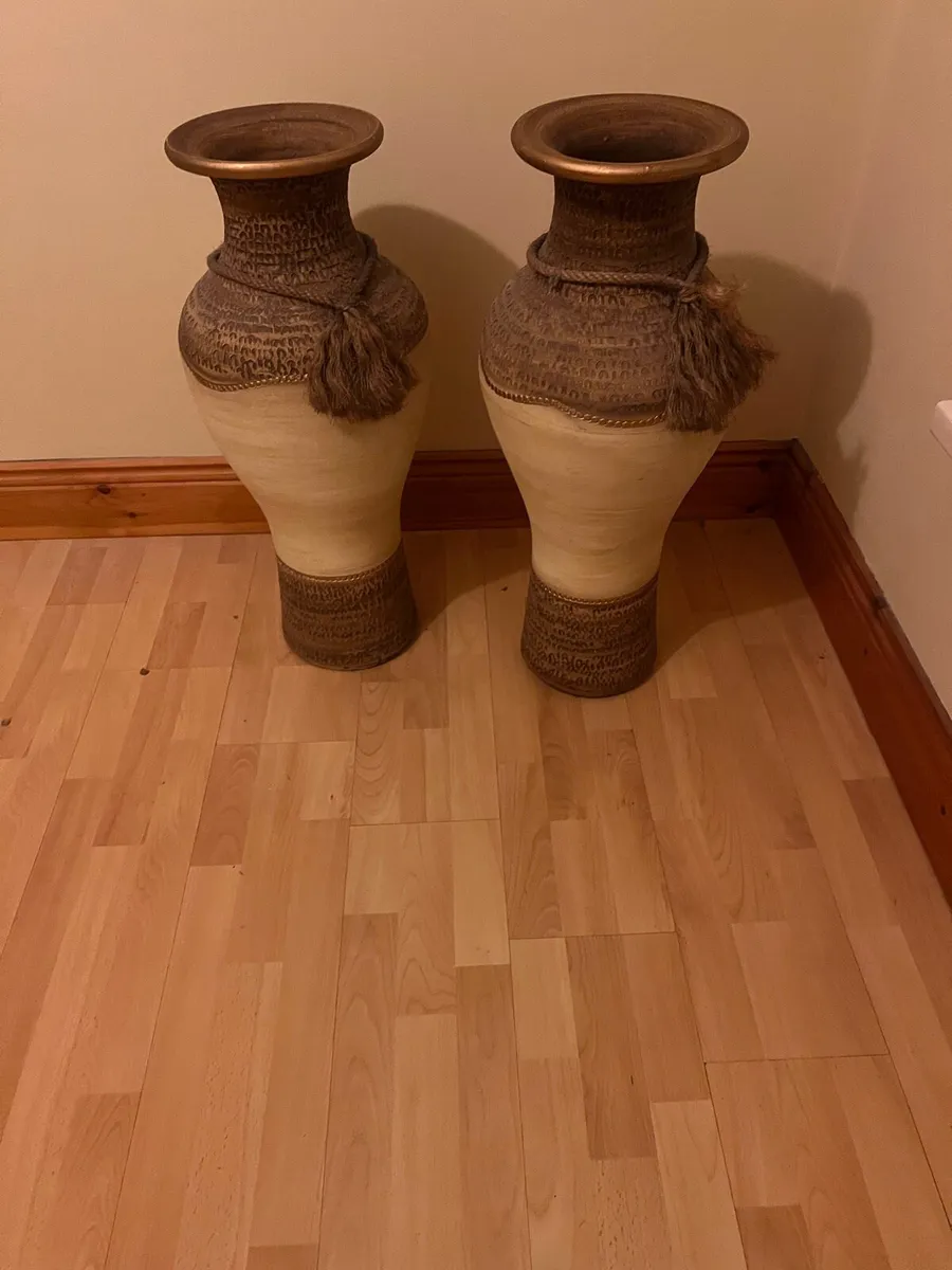 Chest of Drawers, 2 Bedside Lockers, 2 large Urns - Image 4