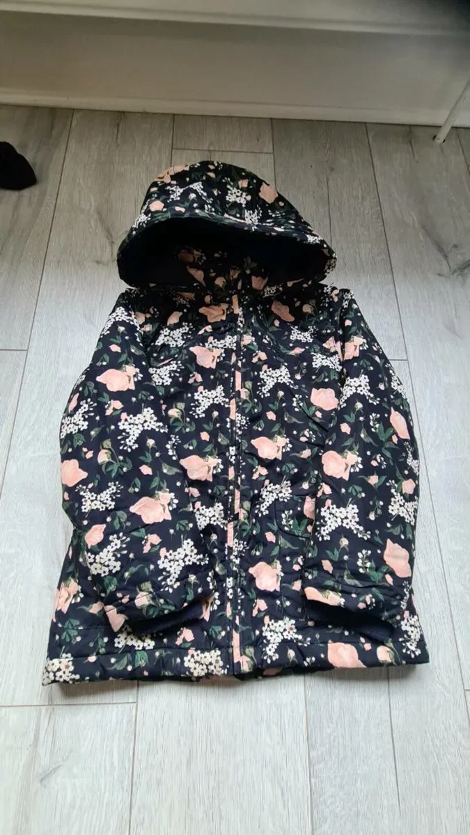 Girls jacket like new age 7 years - Image 1