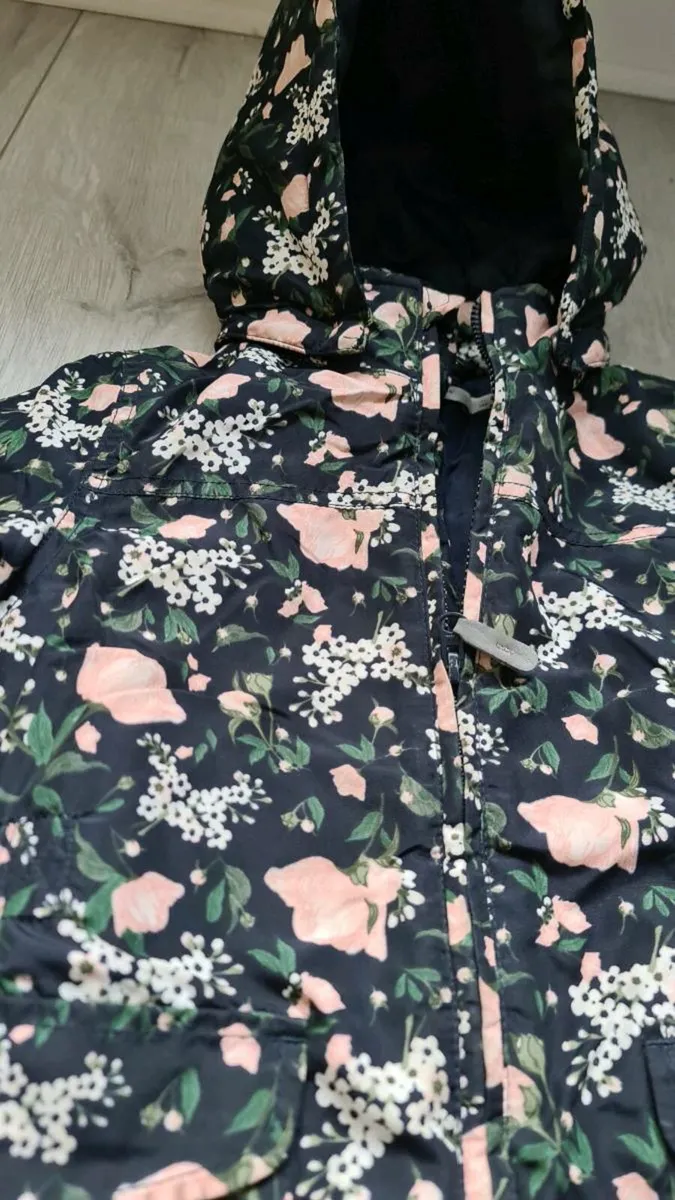 Girls jacket like new age 7 years - Image 3