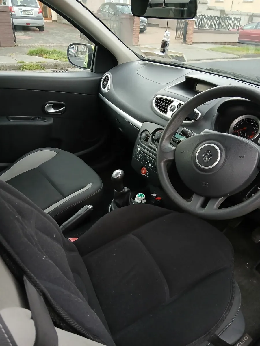 Renault Clio 2011 - Image 2