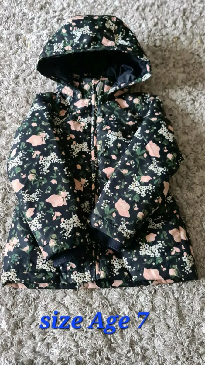 Girls jacket like new age 7 years - Image 4