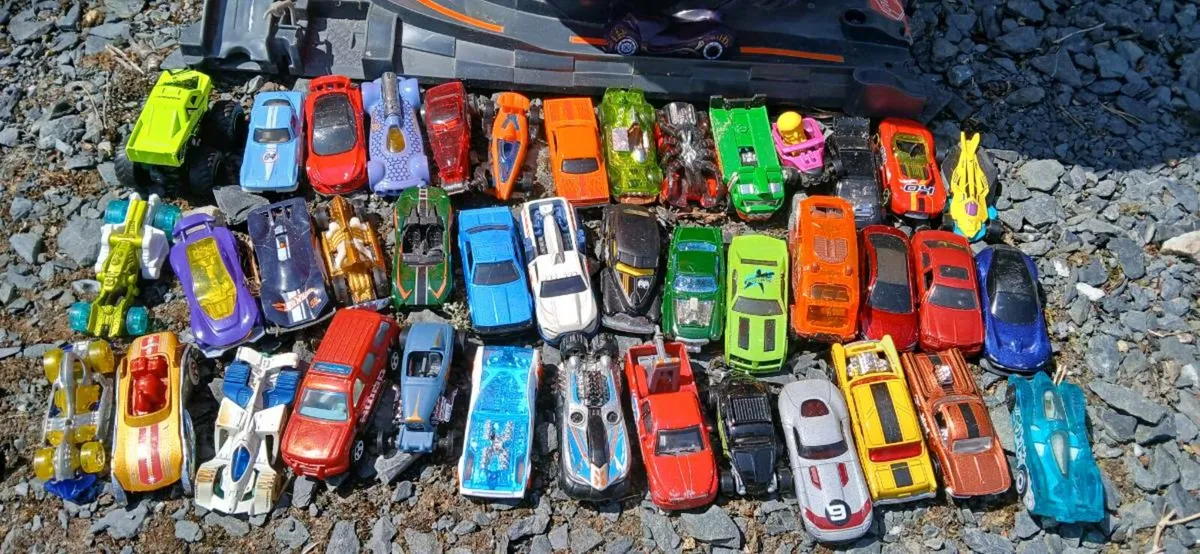 Hot wheels garage and cars - Image 2