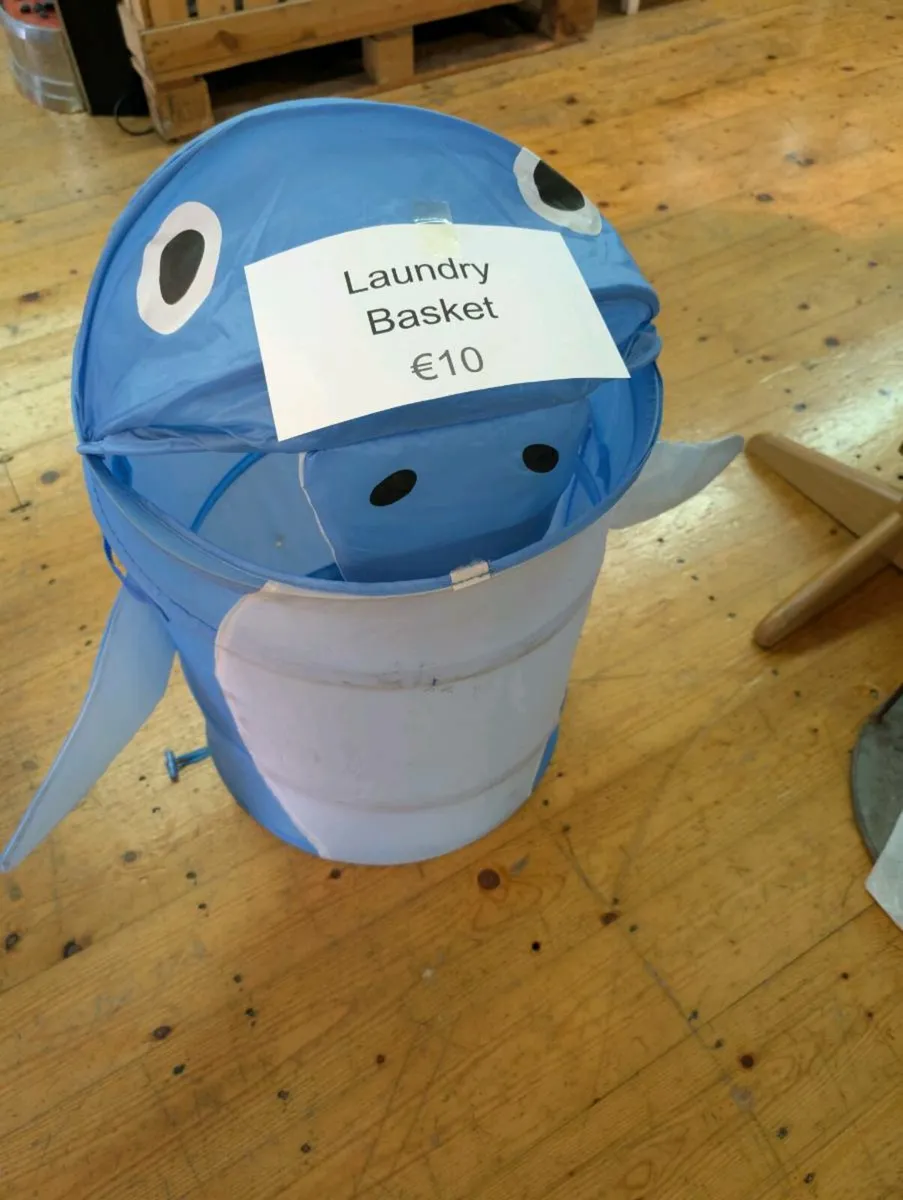 Kids clothes hangers / laundry baskets - Image 1