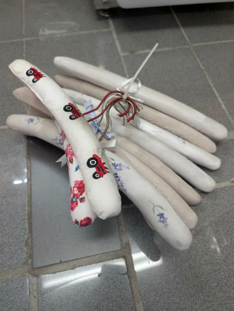 Kids clothes hangers / laundry baskets - Image 2