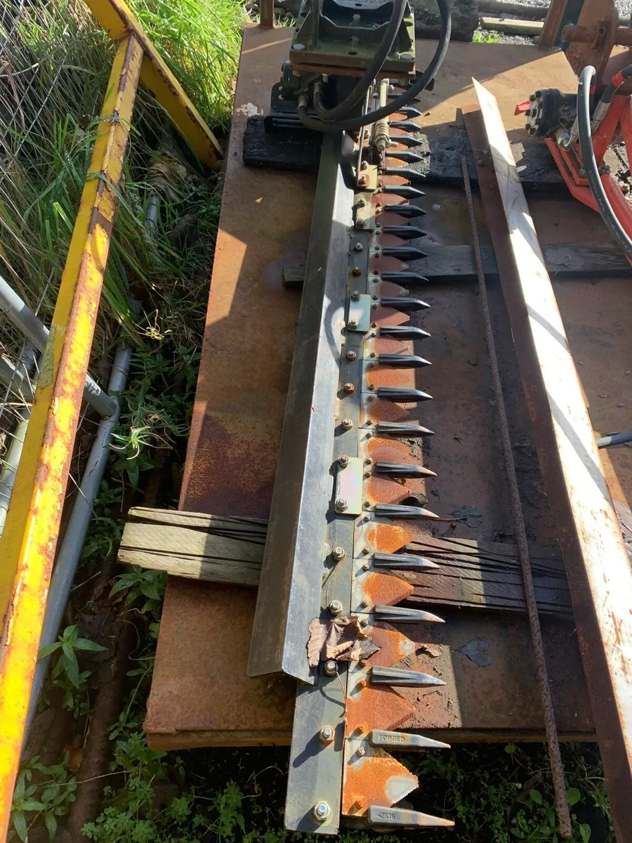 Hydraulic hedge cutter - Image 2