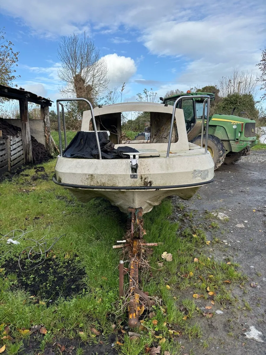 Fiberglass boat - Image 2