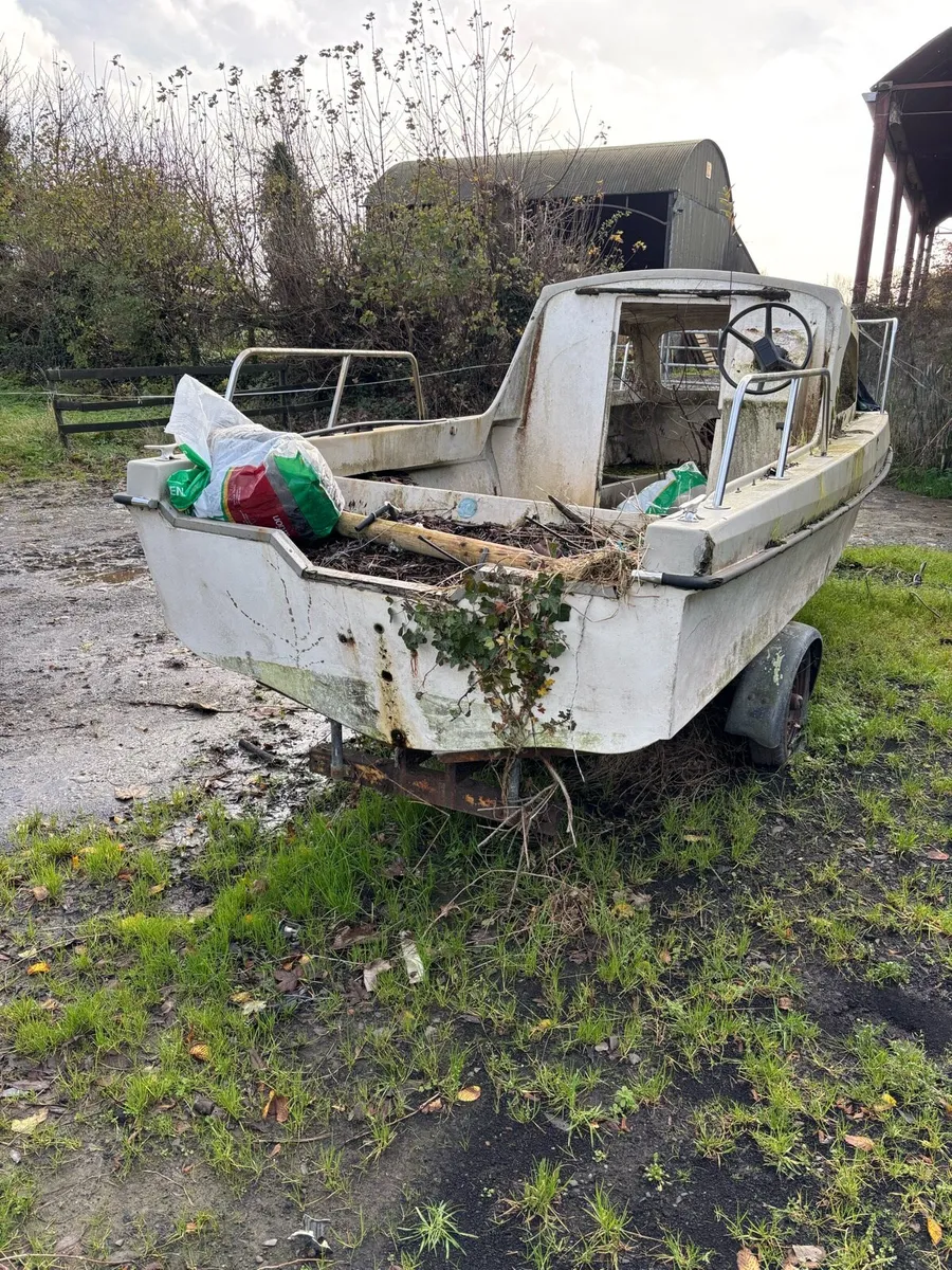 Fiberglass boat - Image 4