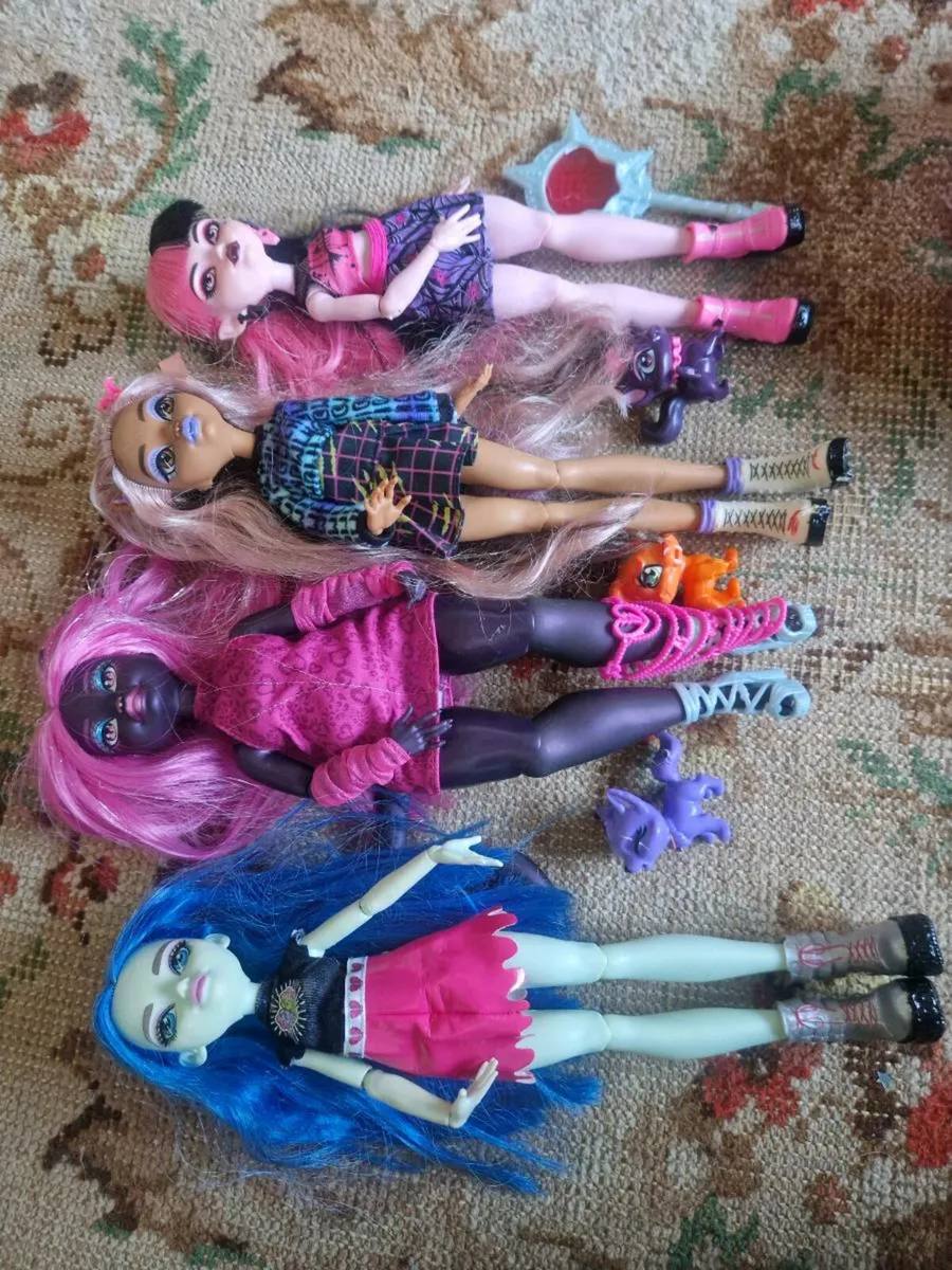 Monster high dolls plus accessories - Image 1