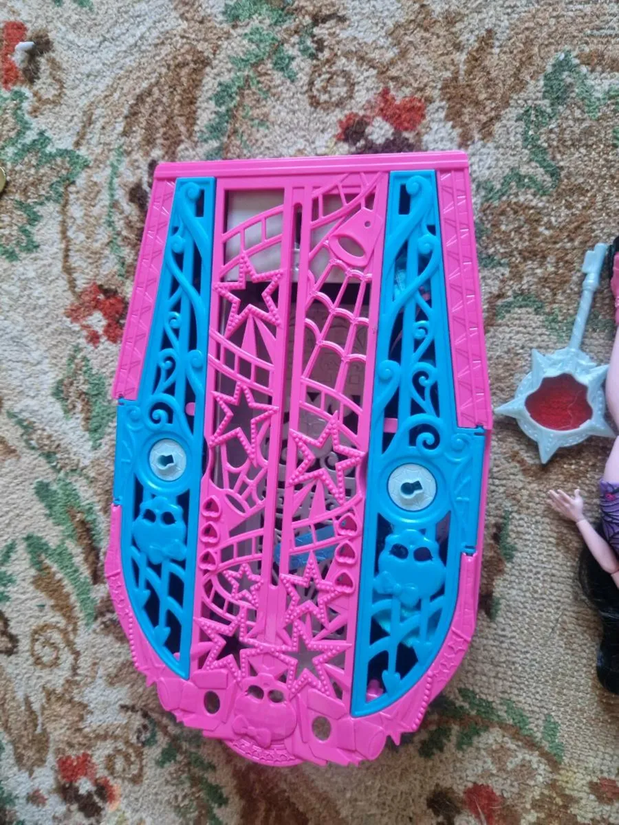 Monster high dolls plus accessories - Image 2