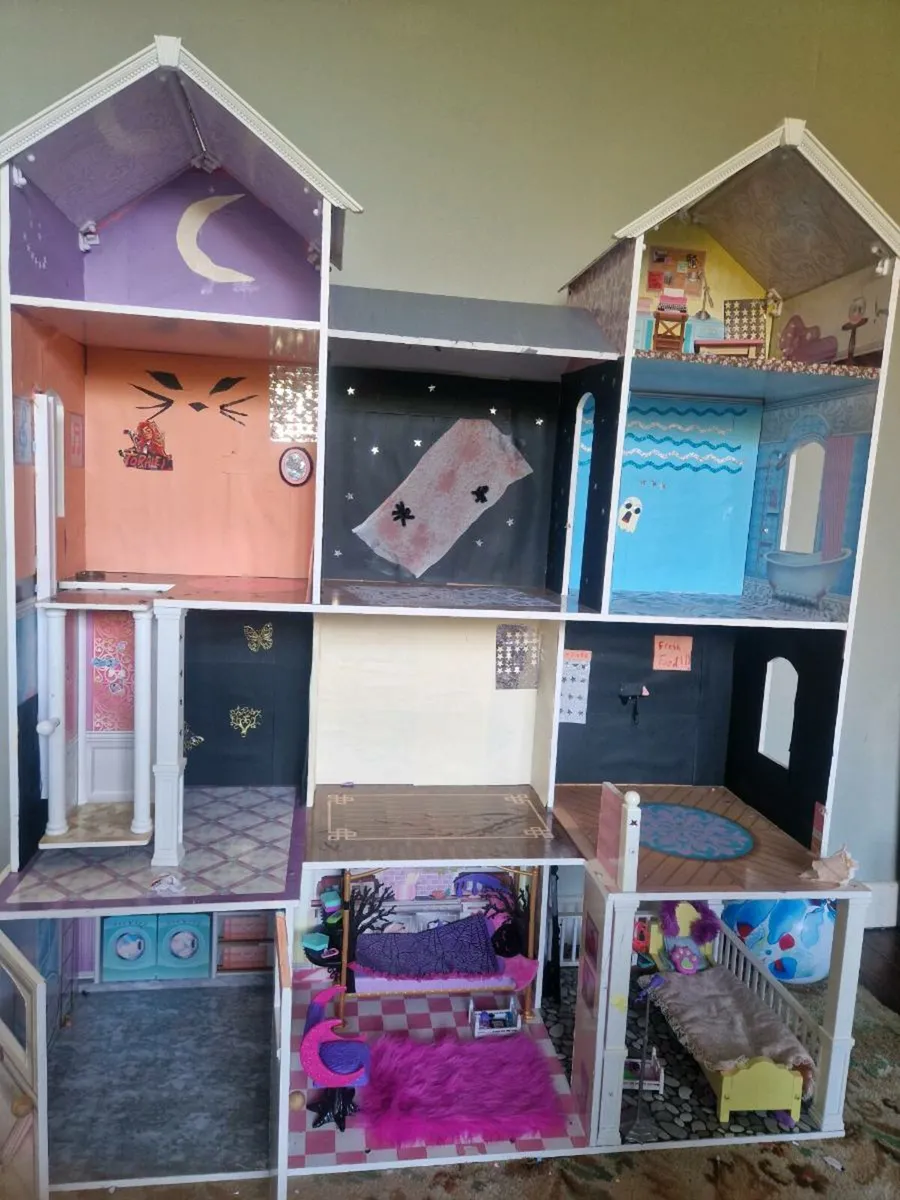 Doll house & furniture - Image 1