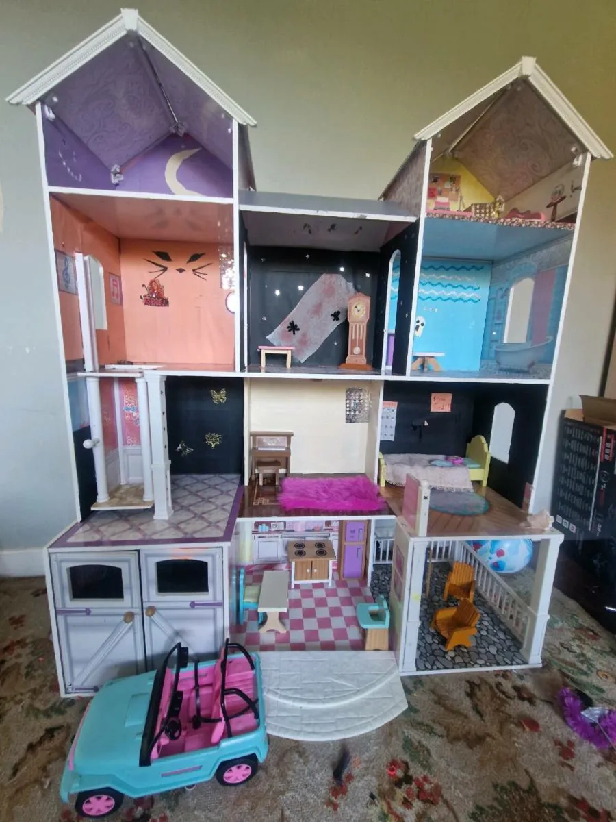 Doll house & furniture - Image 2