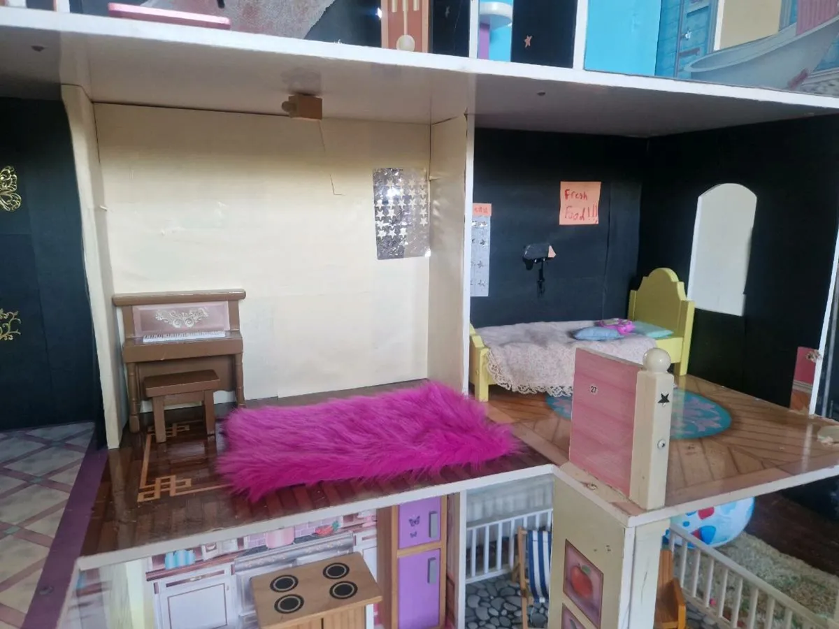 Doll house & furniture - Image 3