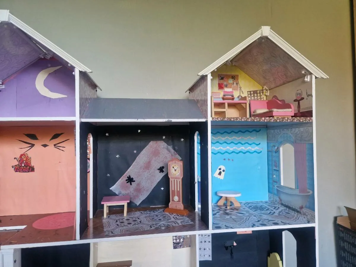 Doll house & furniture - Image 4
