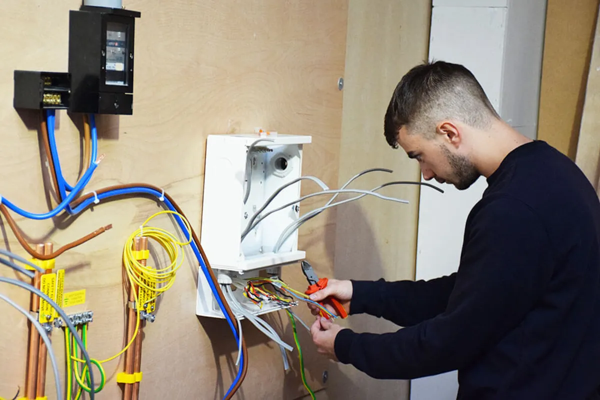 Tradesman hire Electricians, plumbers, drivers - Image 2