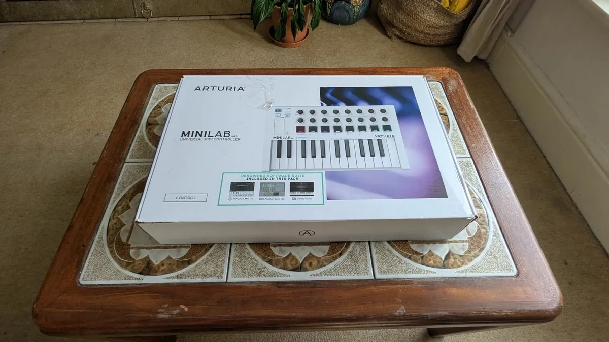 Arturia minilab mk2 midi keyboard controller - Image 1