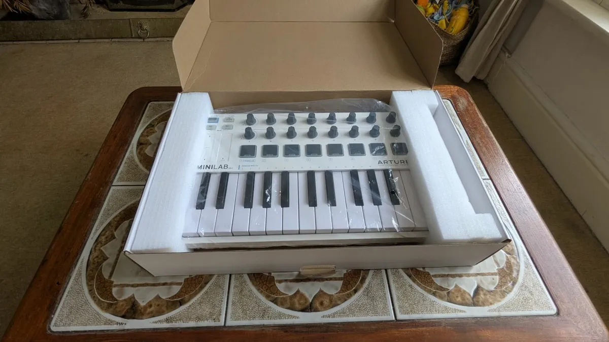 Arturia minilab mk2 midi keyboard controller - Image 2