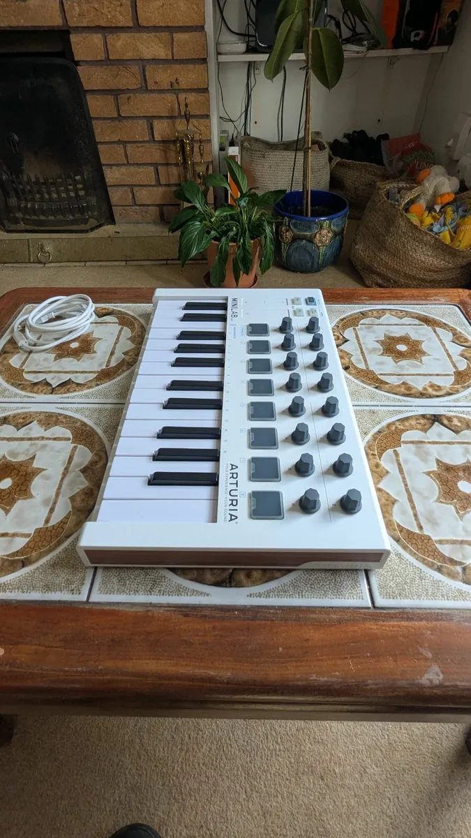 Arturia minilab mk2 midi keyboard controller - Image 4