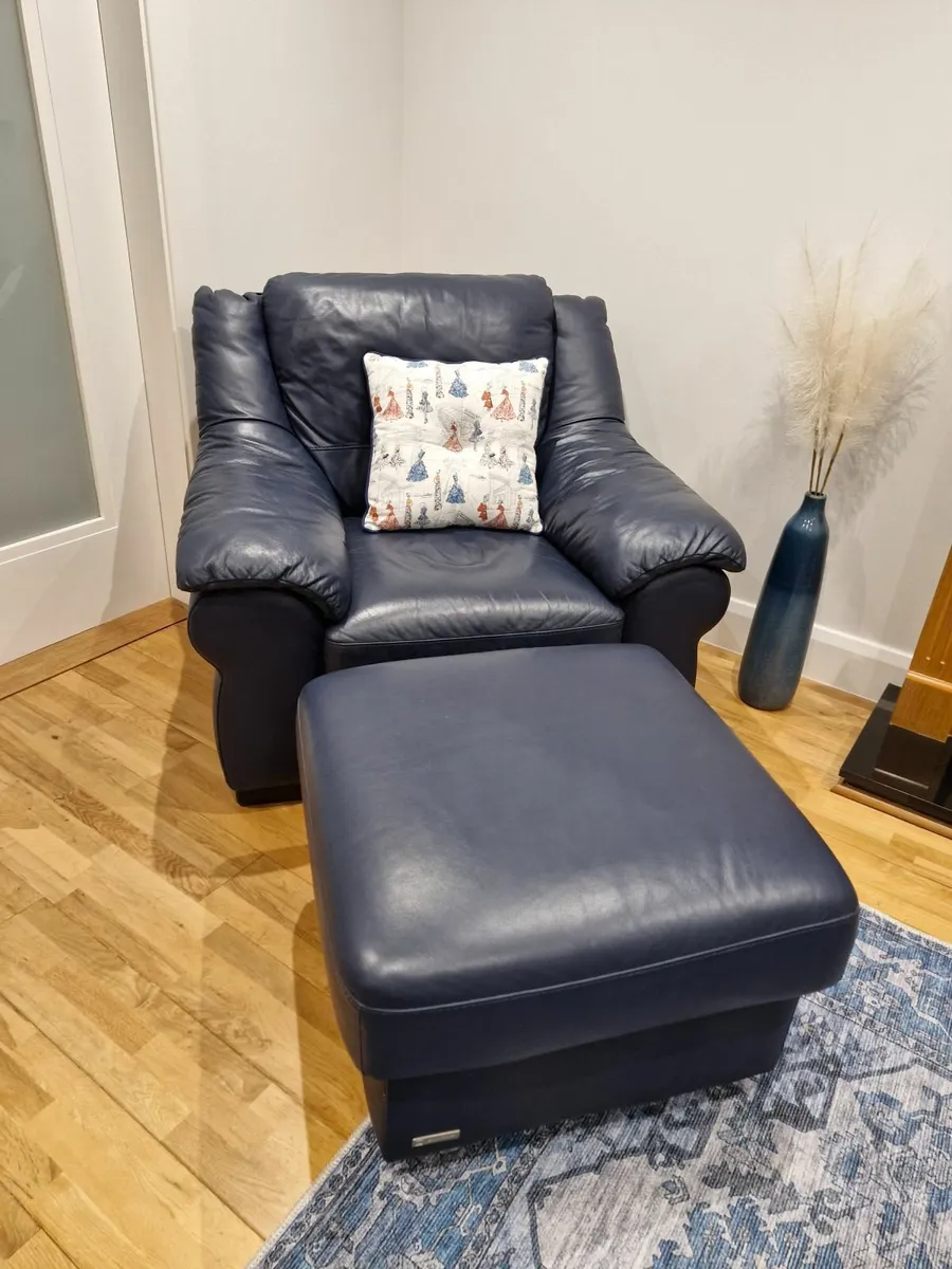 Leather corner sofa, armchair and pouf. - Image 2
