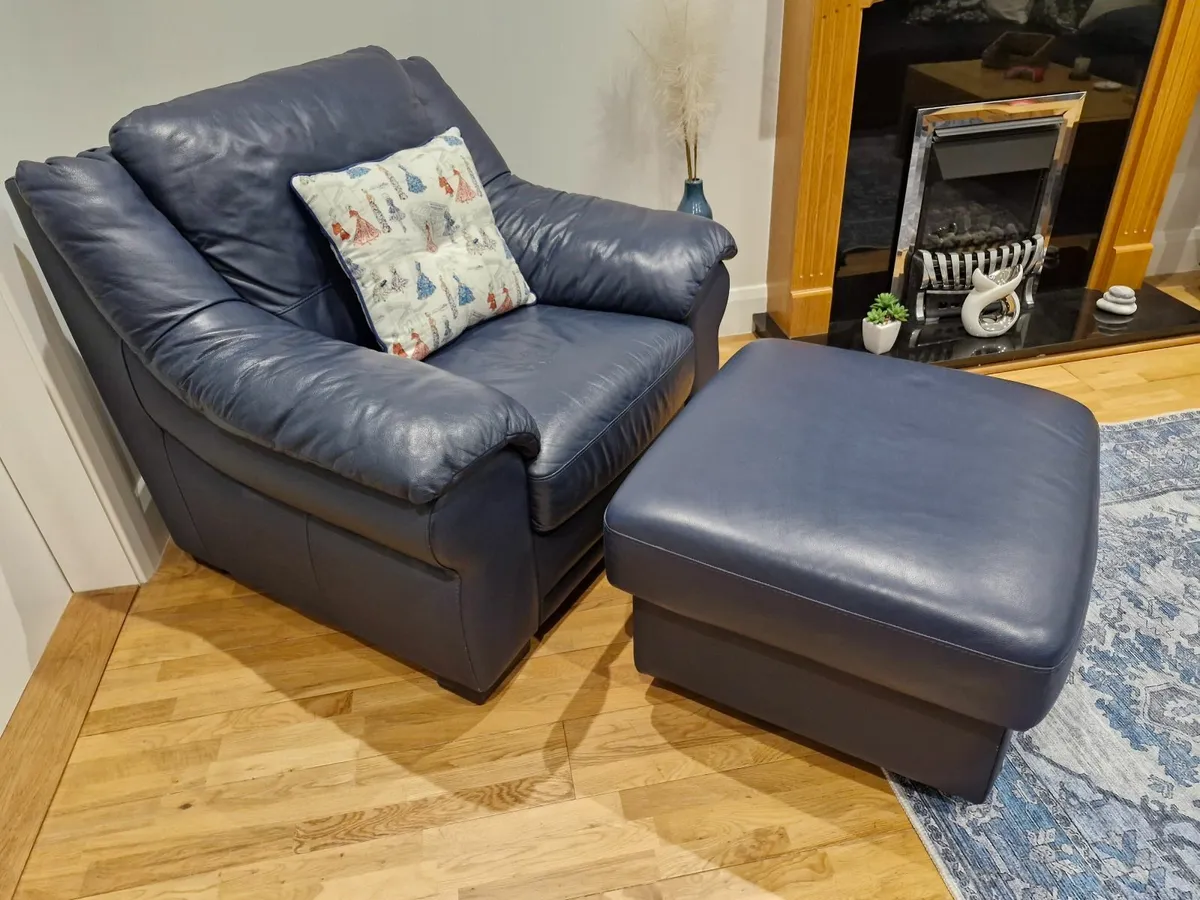 Leather corner sofa, armchair and pouf. - Image 3