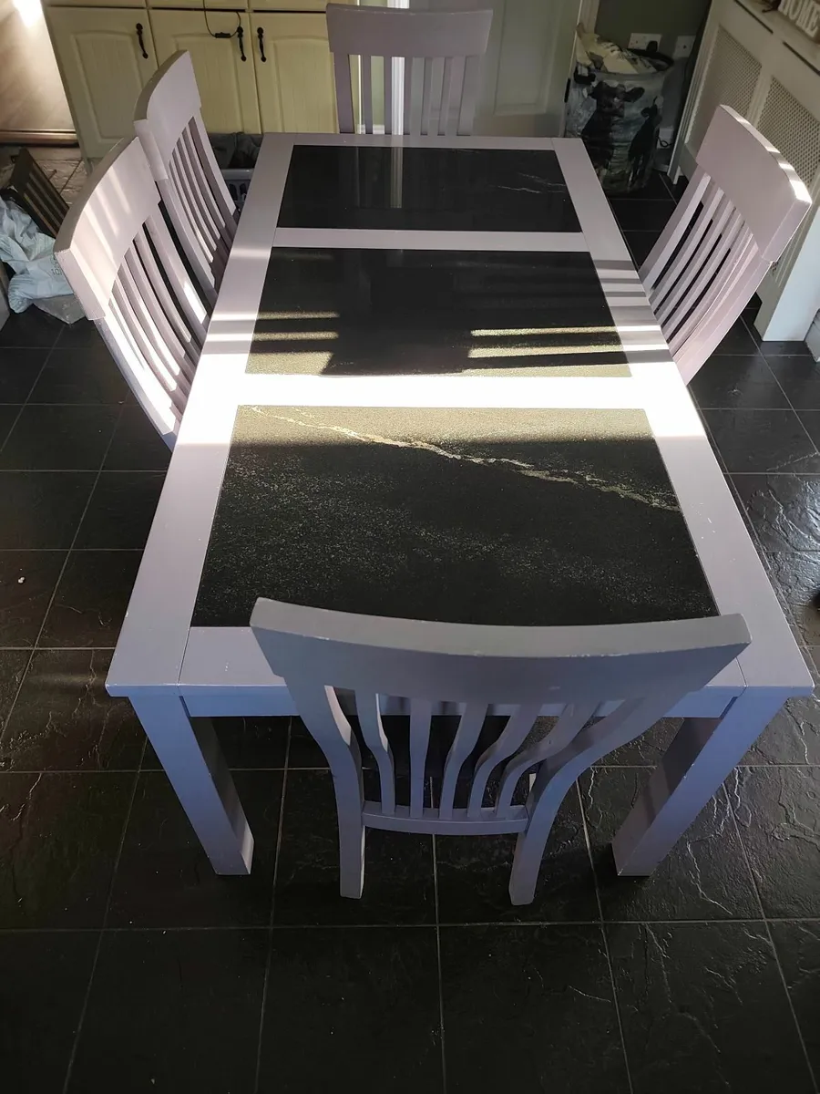 Table and chairs - Image 1