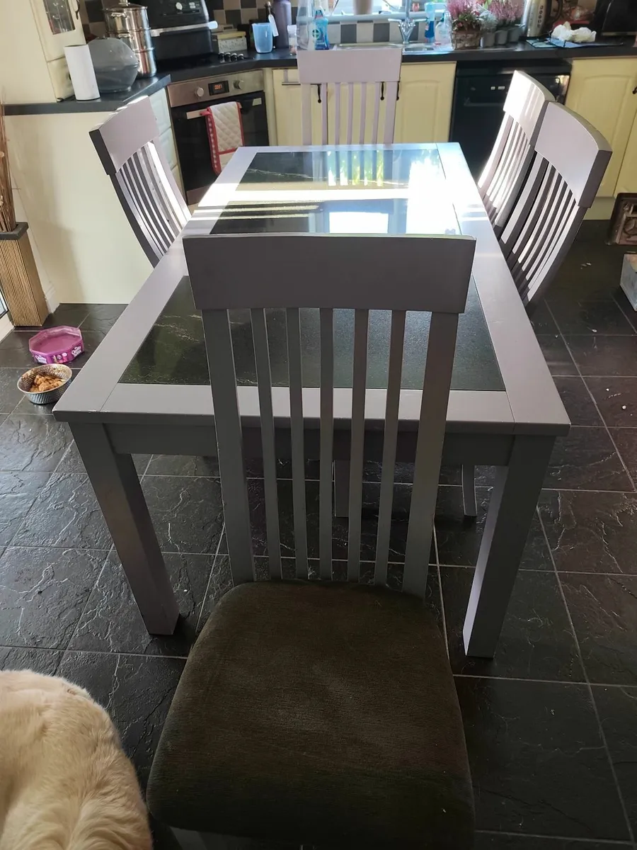 Table and chairs - Image 2
