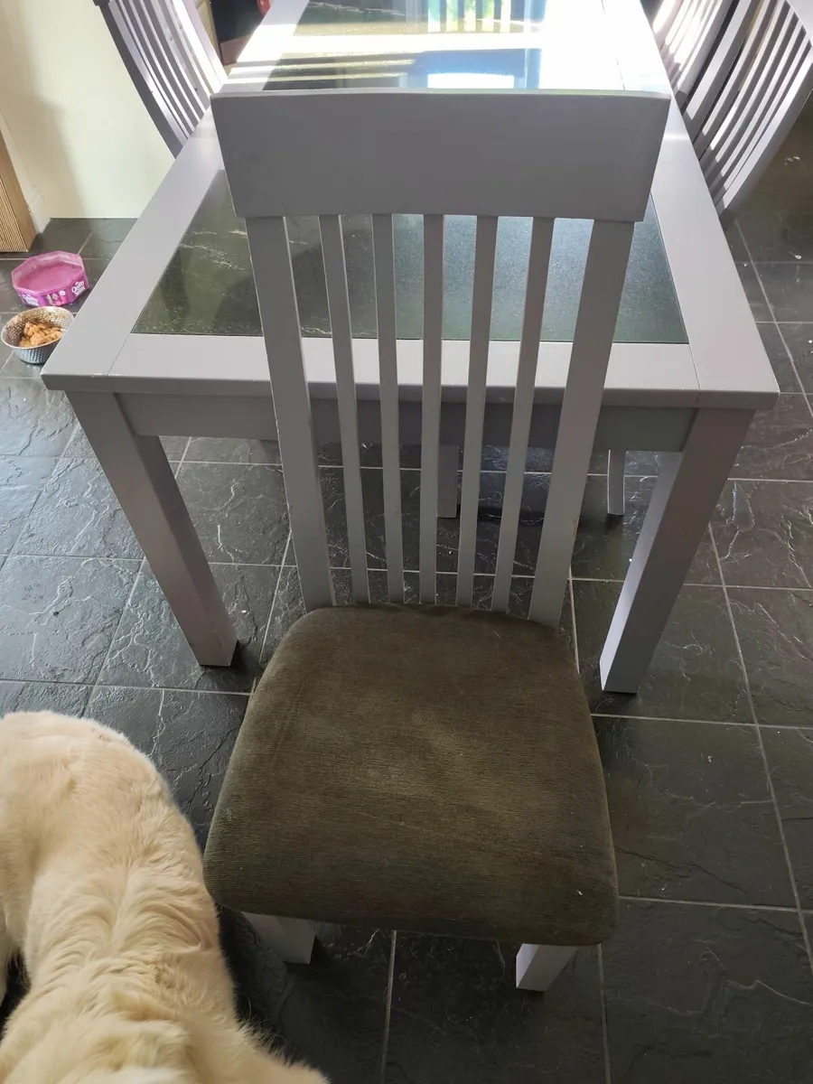 Table and chairs - Image 3
