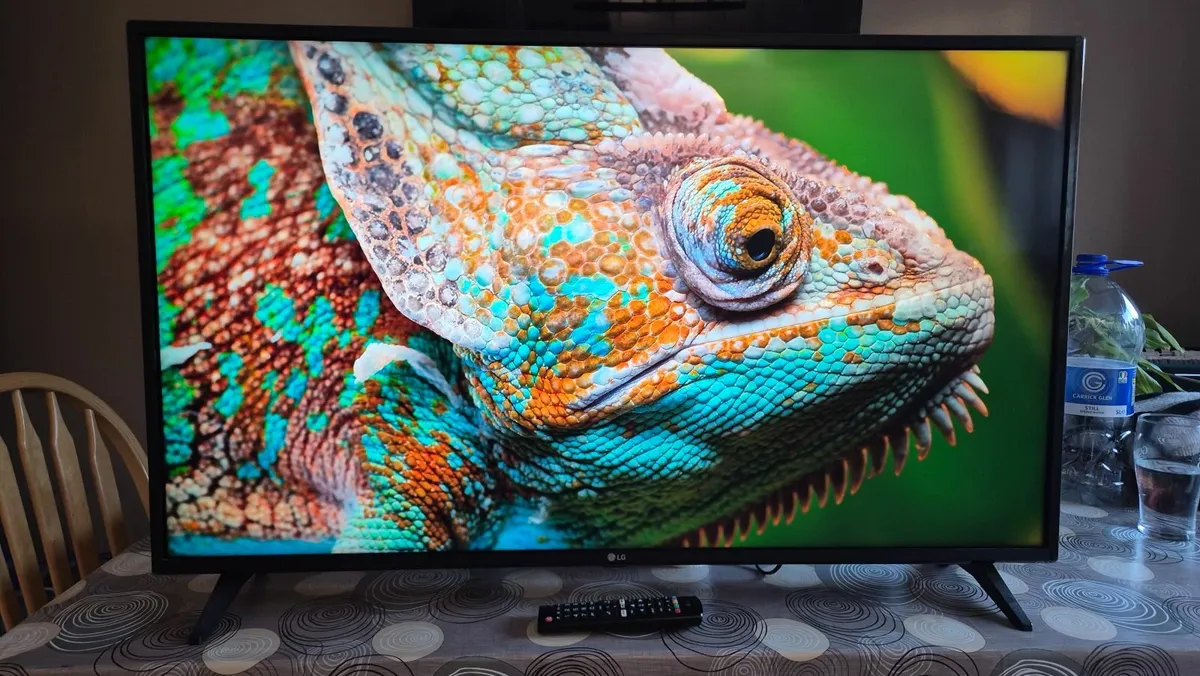4K LG Smart TV 43 inches - Image 2