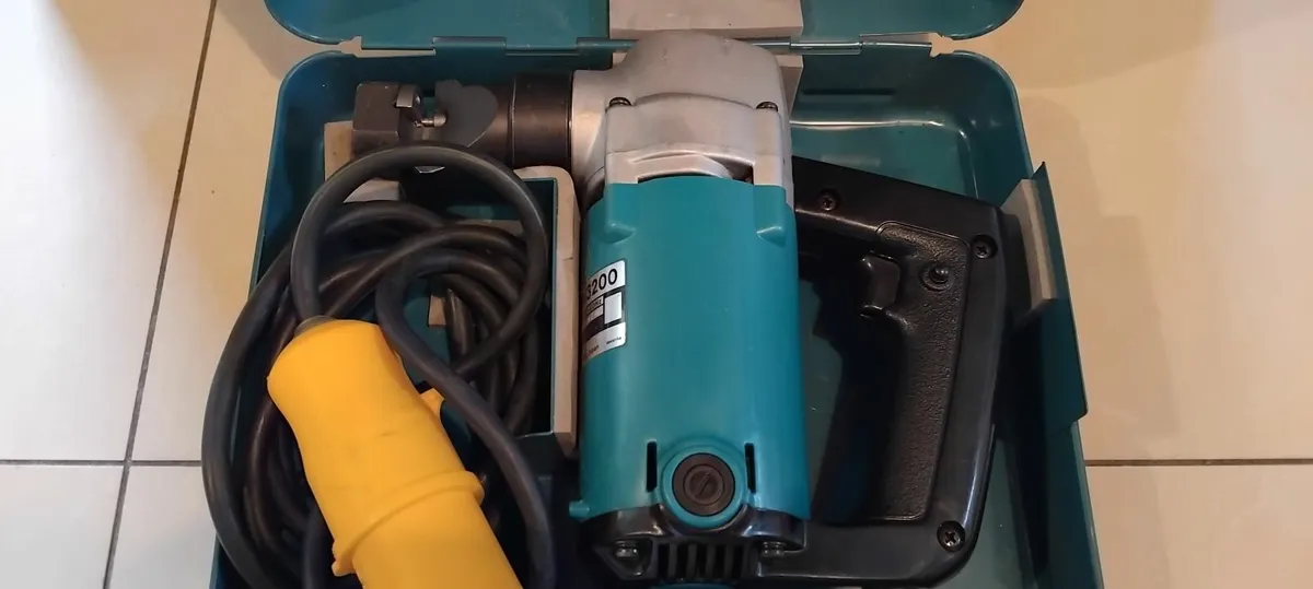 Makita JN3200 Tin Nibblers 110v - Image 1