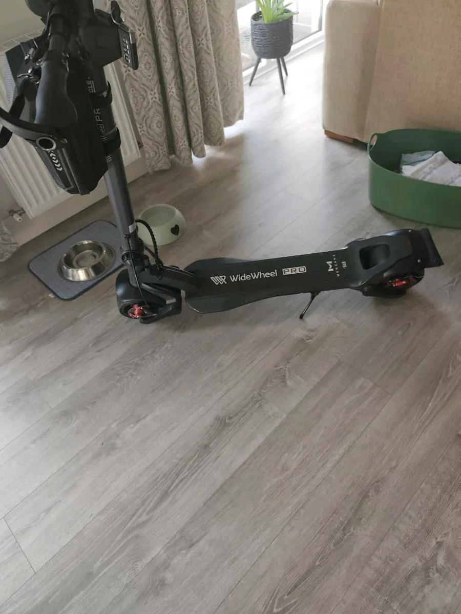 Wide wheel pro electric scooter - Image 1