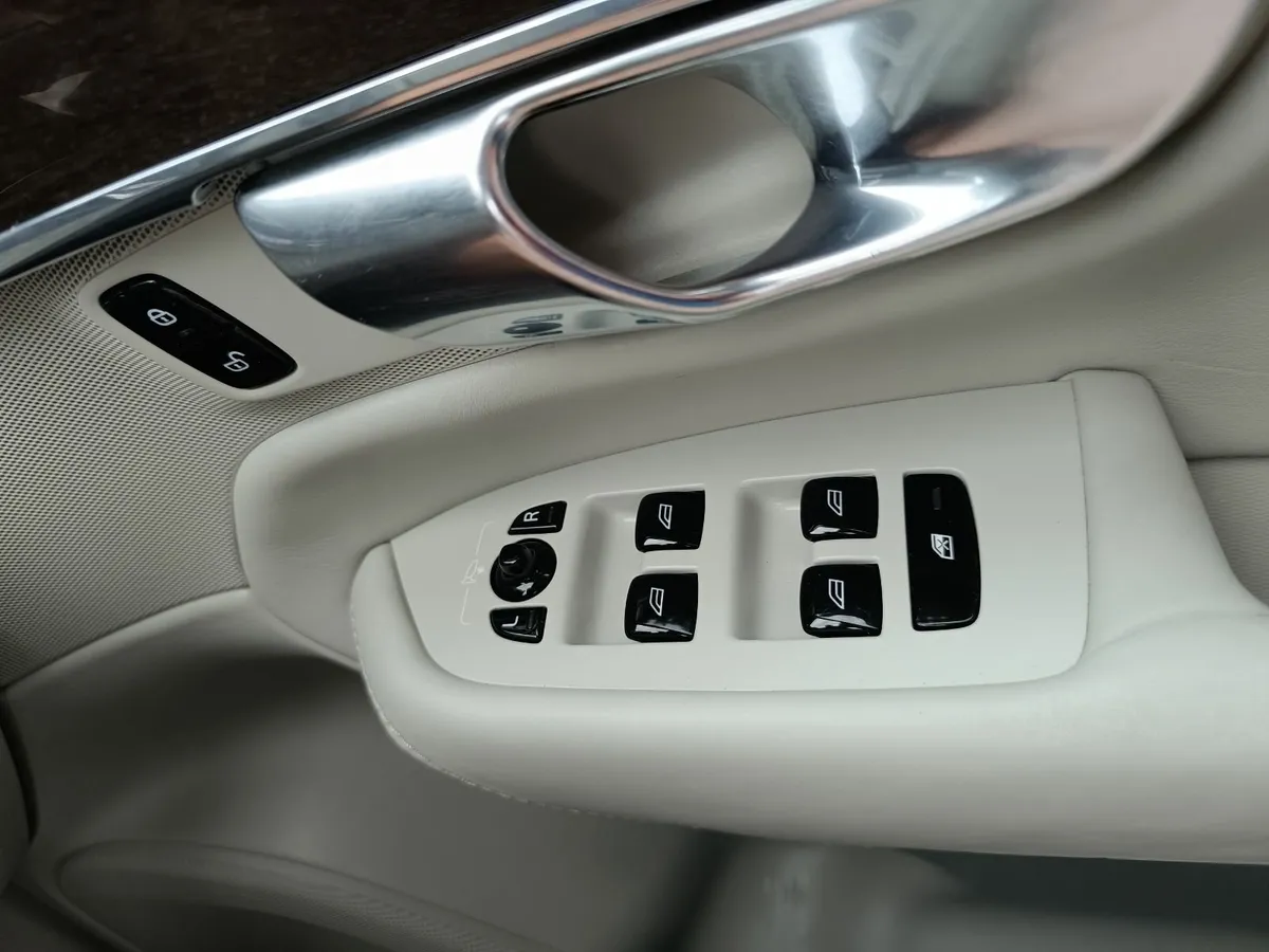 Gorgeous Volvo XC90  2.0 T8 INSCRIPTION AWD AUTO - Image 2