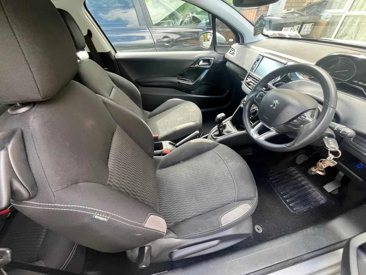 Peugeot 208 2015 - Image 4