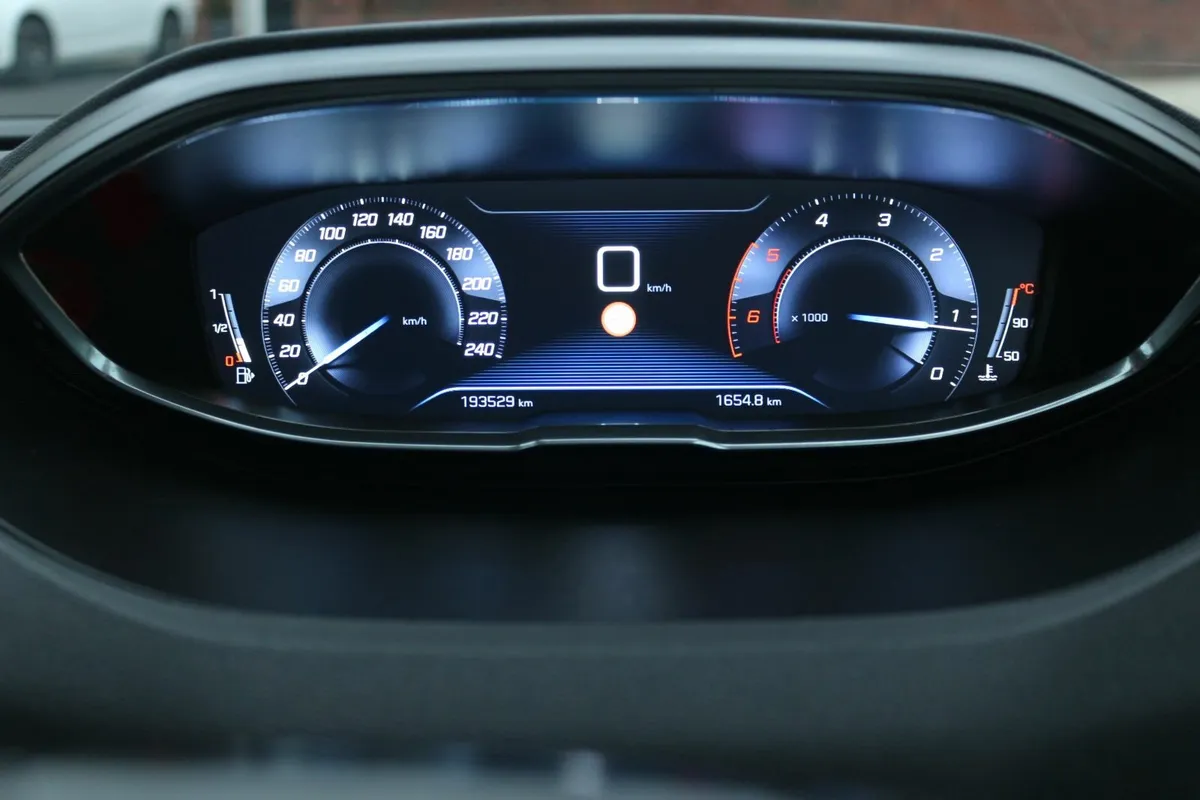 Peugeot 3008 ACTIVE 1.6 BLUE HDI 120 +Tow Bar - Image 2