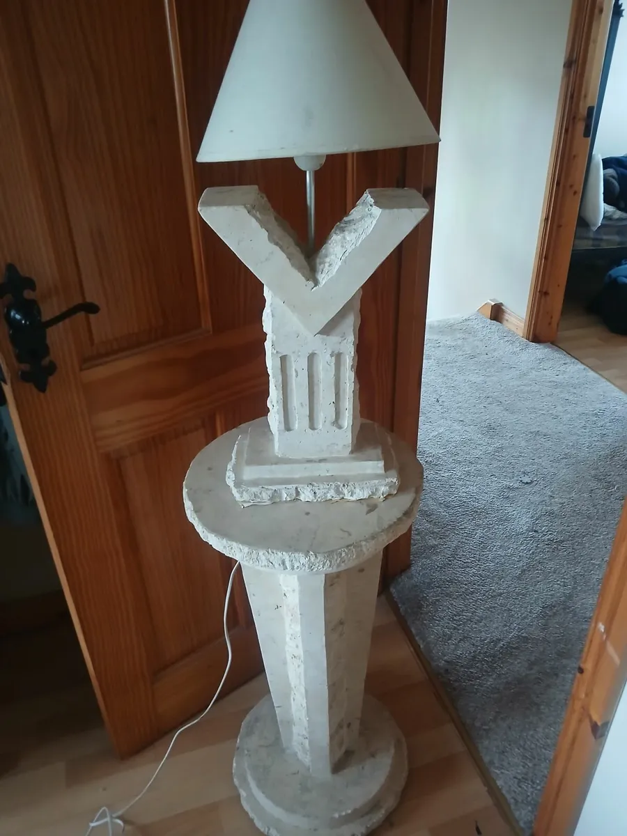 Coffee table and lamp - Image 2