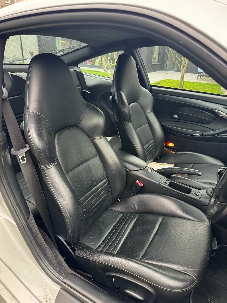 Porsche C4S 2002 Manual - Image 4