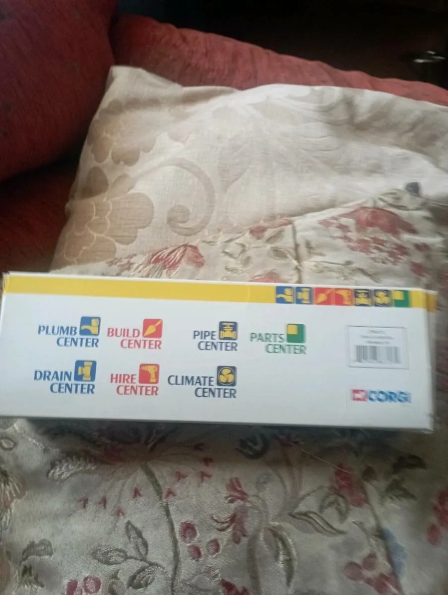 CORGI WORKING VOLVO  CURTAINSIDE  WOLSELEY   TRUCK - Image 2