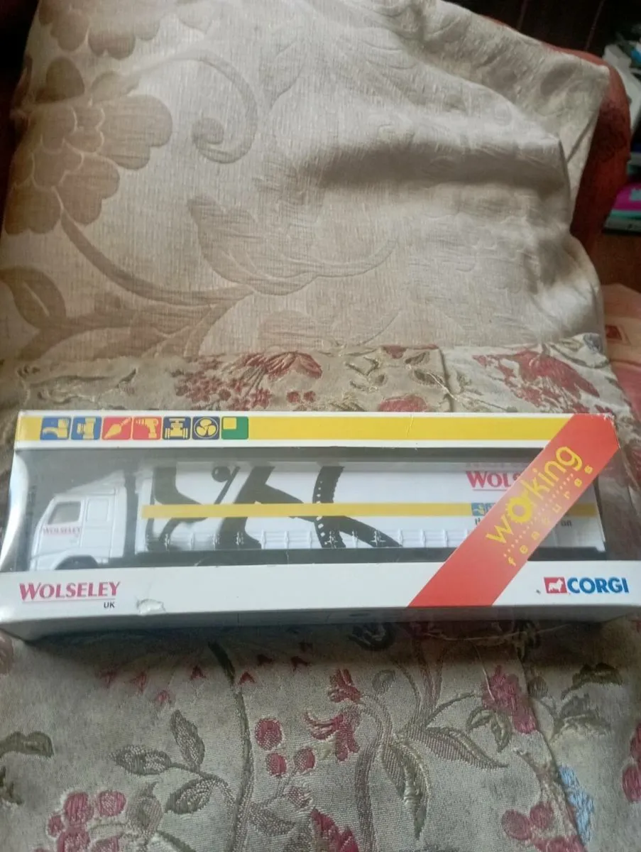 CORGI WORKING VOLVO  CURTAINSIDE  WOLSELEY   TRUCK - Image 3