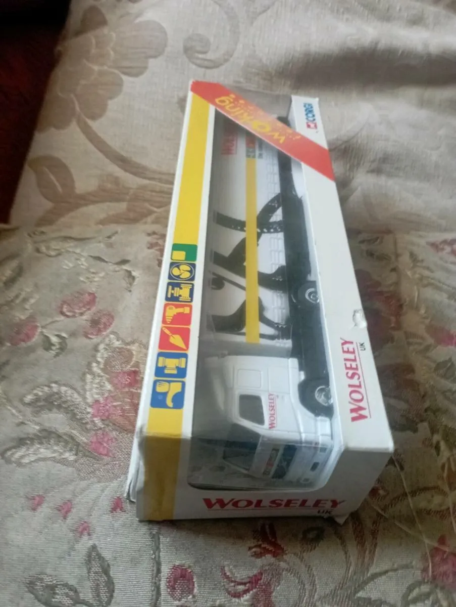 CORGI WORKING VOLVO  CURTAINSIDE  WOLSELEY   TRUCK - Image 4