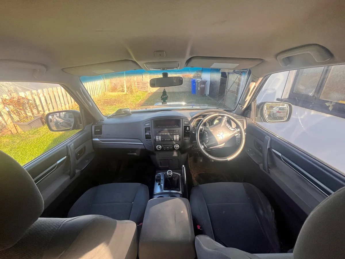 Mitsubishi Pajero Jeep - Image 3