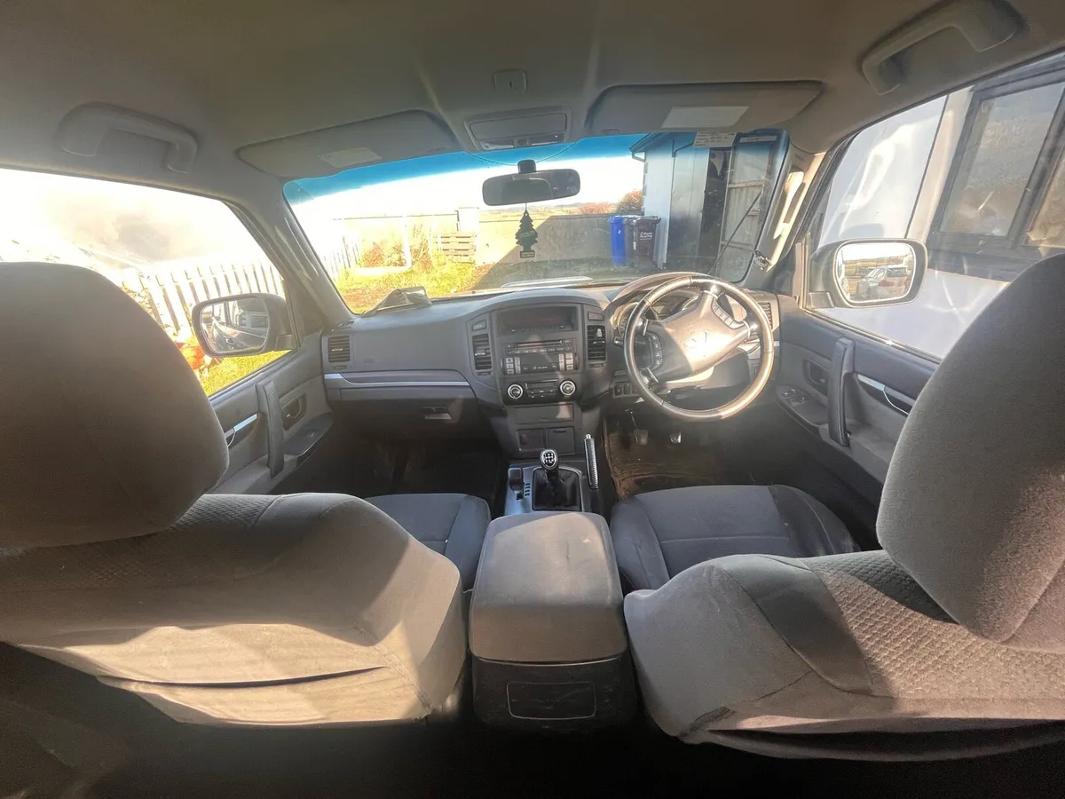 Mitsubishi Pajero Jeep - Image 4