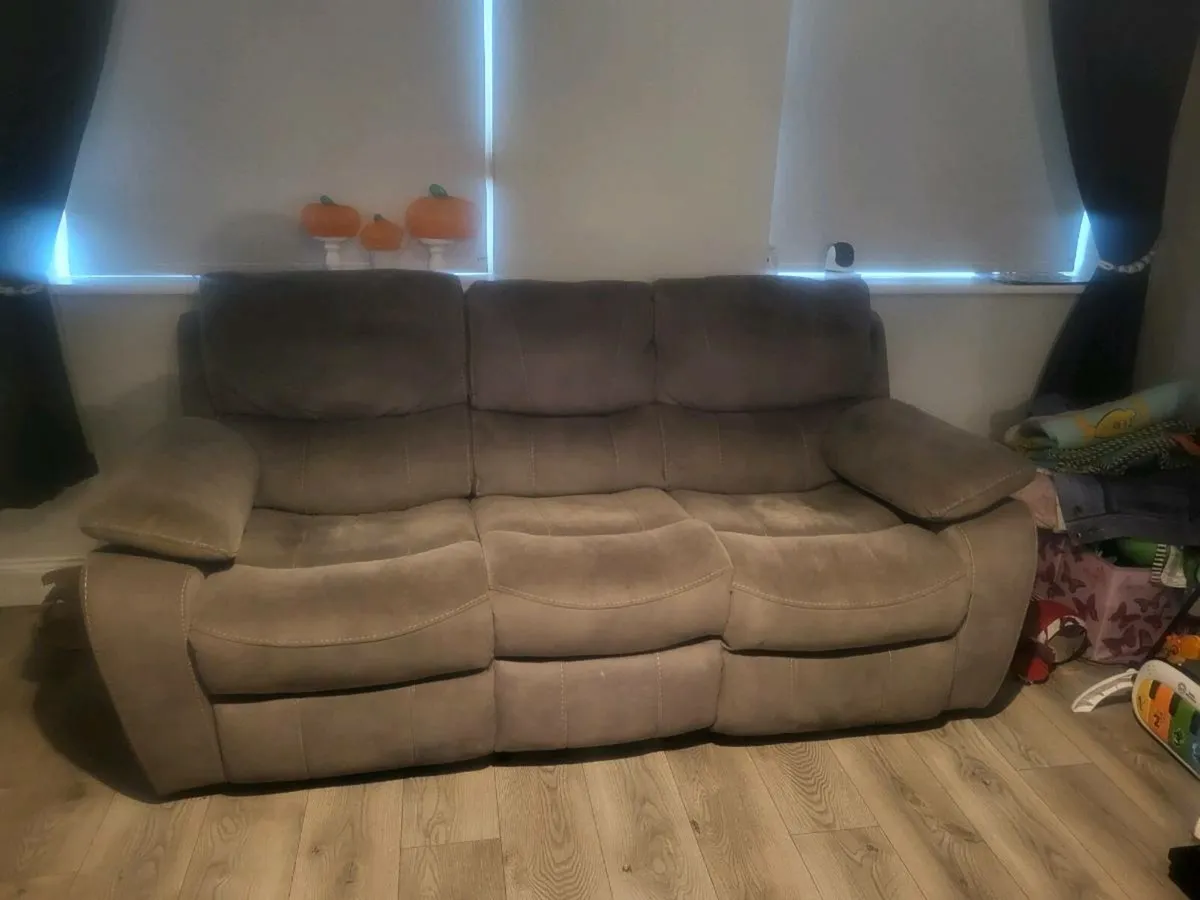 2x 3 seater reclining sofas - Image 2