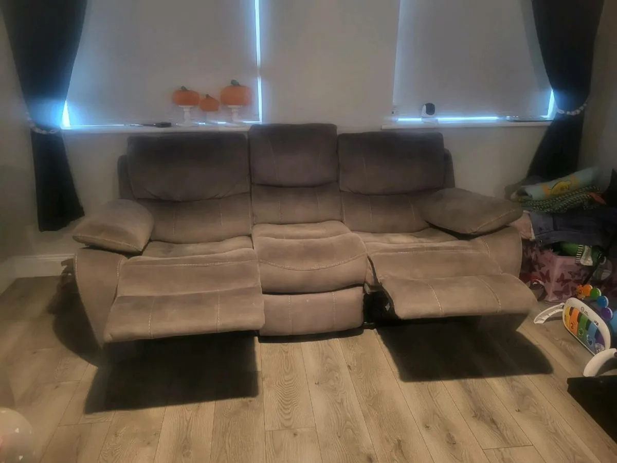 2x 3 seater reclining sofas - Image 4