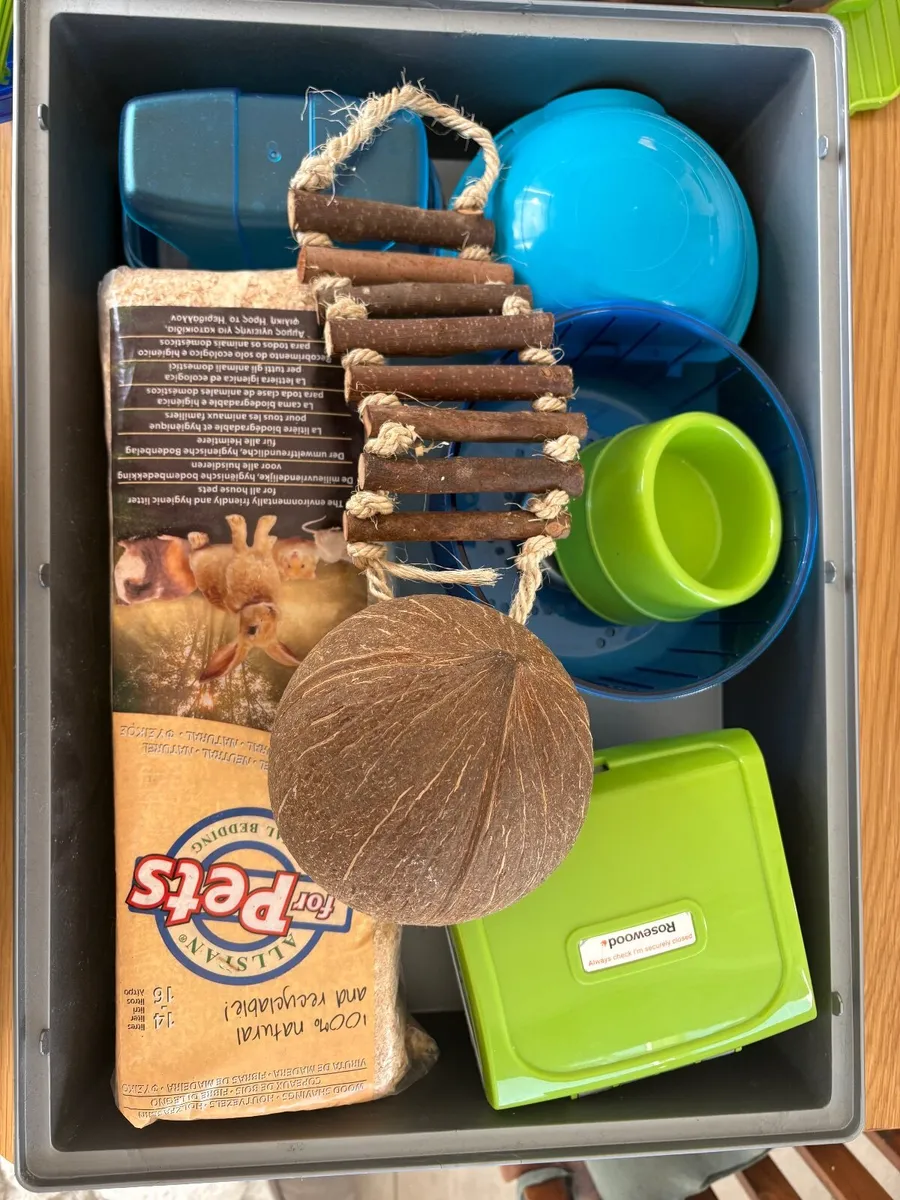Hamster cage with many accessories - Image 2