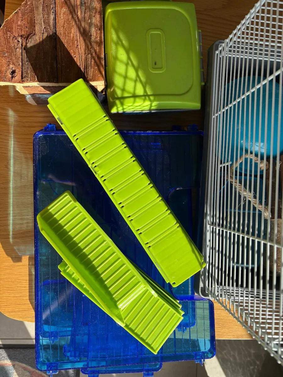 Hamster cage with many accessories - Image 3