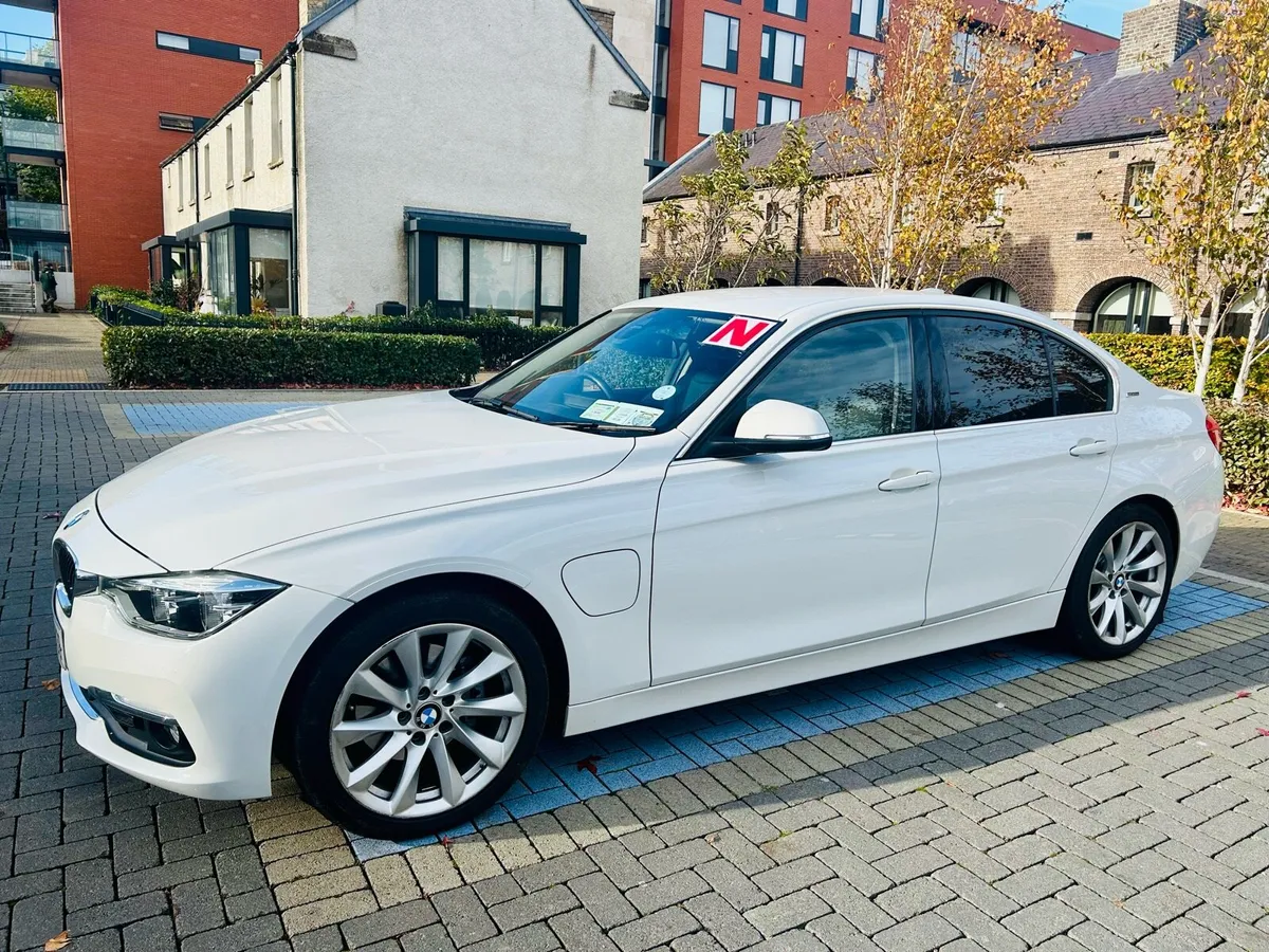 BMW 330e Plug-In Hybrid Luxury Trim - Image 2